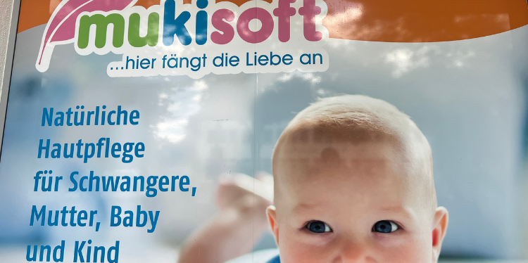 lächelndes Baby, das auf dem Bauch liegt